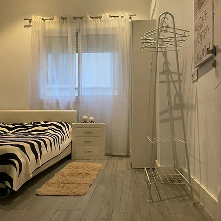 En Un Piso Muy Centrico Y Moderno En - In A Centric And Modern In The Heart Of Malaga